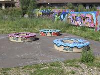 901822 Afbeelding van enkele met graffiti bespoten ronde betonnen zitelementen op de tijdelijke graffitivrijplaats ('De ...